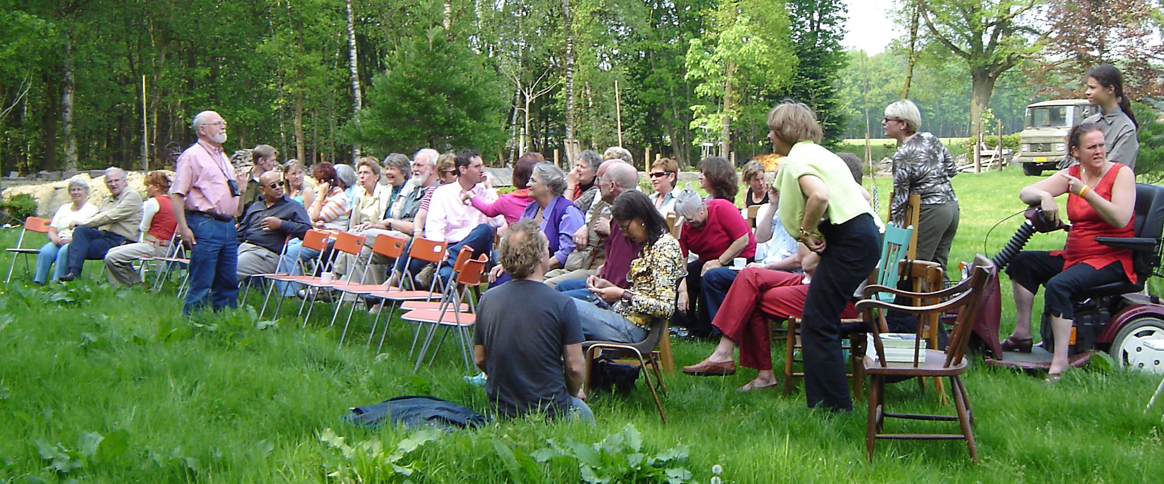 De aanwezigen bij het 25 jarig jubileum van de AVE, net voor de opening en in de prachtige natuurlijke omgeving