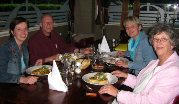 Het huidig bestuur van links naar rechts: Nicole (niet meer in het bestuur), Waling, Joke, Elly